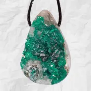 Dioptase percée